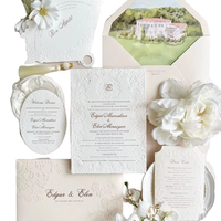 Suite d'invitations de mariage personnalisées style Château Français, avec monogramme sur vellum, dorure à chaud, carte de menu et papeterie d'enveloppe