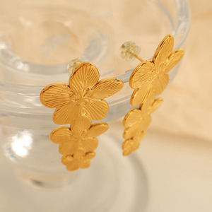 Pendientes florales chapados en oro de acero de titanio, joyería elegante para mujer EH737 - Product Image 3