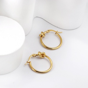 Pendientes de Aro Redondos Huecos de Acero Inoxidable con Baño de Oro de 18K, Antideslustre, de Moda Sencilla, Joyería Minimalista para Mujer, Pendientes de Aro con Nudo - Product Image 4