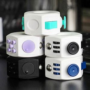 Jouets anti-stress magiques en forme de cube à 6 faces pour jouer en extérieur, couleur personnalisée, jouet pour les doigts en plastique et métal - Product Image 2