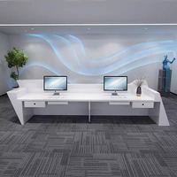 Bureau de réception moderne et créatif avec barre de caisse enregistreuse