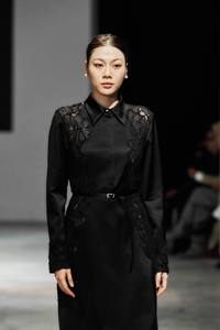 Nouvelles Robes Élégantes en Gros : Robe de Soirée Ornée avec Panneaux en Dentelle Transparente, Longue et Décontractée - Product Image 6