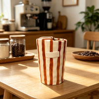 Vente en gros de tasses à café en céramique à rayures noires et blanches faites à la main avec logo personnalisé, tasse à expresso vernie, directement de l'usine