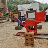 Machine de fabrication de briques en terre argileuse rouge à emboîtement manuel machine à blocs de terre en briques compressées avec logo en argile de petite taille