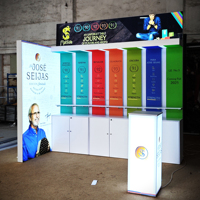 Stand d'exposition rétroéclairé LED en bois et aluminium imprimé par sublimation personnalisée de 10x10 pieds avec toile de fond et étagère pour les salons professionnels