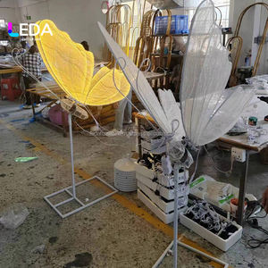 Lampe de sol LED Papillon LEDA pour mariage, Luminaire suspendu romantique blanc pour décoration de mariage, Idéal pour les fêtes de mariage - Product Image 3