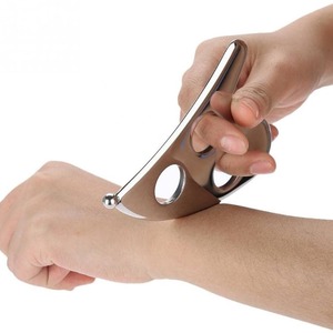 Nuovo arrivo tre fori a forma di cuore in metallo Gua Sha strumento Gua Sha raschiatura strumento di massaggio in acciaio inox IASTM - Product Image 1