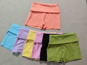 Ensemble 2 pièces pour femme avec logo personnalisé : T-shirt à manches raglan, short moulant au-dessus du genou en coton et bandeau à revers - Product Image 4