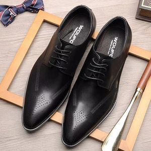 Nouvelles Chaussures en Cuir Décontractées Style Printemps - Chaussures Habillées Formelles en Cuir Véritable Gravé à Bout Pointu pour Hommes - Chaussures de Mariage - Product Image 4
