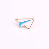 Broche en émail élégante et simple avec un design d'avion en papier, adaptée aux personnes soucieuses de la mode dans une esthétique minimaliste.