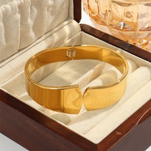 Joyería Minimalista de Lujo, Elegante Brazalete Geométrico de Acero Inoxidable Chapado en Oro - Product Image 4