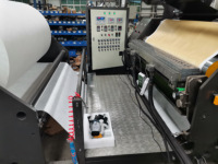 Machine de revêtement et de laminage entièrement automatique à commande PLC pour revêtement de sol intérieur de voiture en cuir avec colle thermofusible PSA pour tapis auto-adhésifs