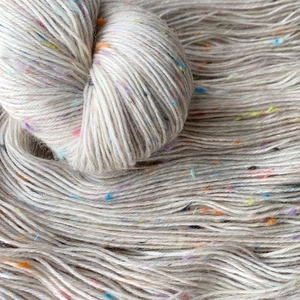 Sợi len Lotus Yarns bán buôn, chưa nhuộm, len Merino Nep Angelina loại Fingering/Sock, trọng lượng 435 yard/100g, màu tự nhiên, dùng để đan tay, thích hợp nhuộm màu thủ công. - Product Image 2