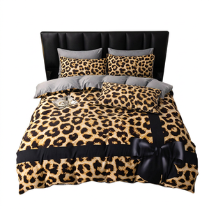 Set di Biancheria da Letto di Lusso con Monogramma a Contrasto, Copripiumino Geometrico Marrone, 4 Pezzi, Arredo Camera da Letto, Misura Queen - Product Image 2
