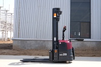 Apilador Eléctrico de 3t (3000kg) con Plataforma para Operador, 5m de Elevación, para Uso Industrial en Almacenes, con Batería de Litio de 80V, para Pasillos de 3m
