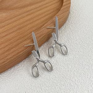 Nuevos pendientes de tuerca en forma de tijera de estilo Punk Retro de moda al por mayor para mujer, diseño geométrico creativo único, aleación, superventas - Product Image 3