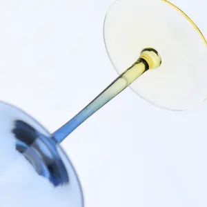 थोक सुरुचिपूर्ण ब्लू वाइन ग्लास मोडर लाइट लक्ज़री हाईएंड वाइन ग्लास कस्टम क्रिस्टल वाइन ग्लास