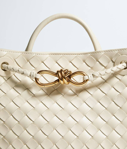 Sac à main Bottega en cuir Intrecciato souple avec détail de nœud signature et chaîne tubulaire en métal tressé en cuir Veneta - Product Image 6