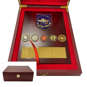 كأس تذكاري معدني مخصص من سبائك الزنك مطلي بالذهب، محفور ومتين، مع لوحة تكريم وميداليات، هدايا للمعارض التجارية مع صندوق خشبي - Product Image 2