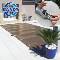 Couverture de sécurité pour piscine résistante aux températures de -30°C à 70°C, en PVC robuste, résistante à l'usure et aux déchirures, pour la prévention des débris et la circulation sur le terrain.