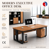 Bureau de direction en chêne clair avec structure en métal noir, bureau moderne pour manager avec rangement mobile sur pied pour bureau à domicile