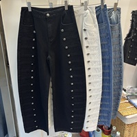 Ensemble deux pièces en jean vintage pour femme, avec gilet sans manches et pantalon large, style streetwear multi-boutons, idéal pour le quotidien et les soirées