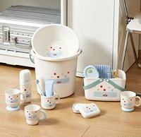 Kit de salle de bain en plastique en stock avec seau, lavabo, gobelet, panier de douche et porte-savon pour étudiants, idéal pour la rentrée scolaire et les articles de toilette ménagers