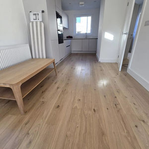 Parquet droit en chêne européen de style moderne Parquet en bois dur intérieur à plusieurs couches brossé UV naturel Plancher en bois massif - Product Image 1