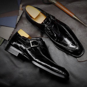 Zapatos casuales británicos de cuero con diseño de piedras, zapatos formales de negocios con acabado brillante de PU, mocasines planos y lisos, y - Product Image 2