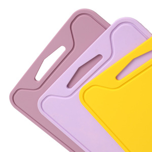 Alfombrilla de tabla para cortar frutas de silicona sin BPA antideslizante y de varios colores - Product Image 2