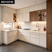 Meubles de cuisine modulaires en L, modernes et minimalistes, avec panneaux sombres mélangés et éclairage LED, pour projets de villas, hôtels et appartements