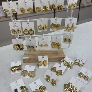 Boucles d'oreilles minimalistes en acier inoxydable de haute qualité, plaquées or 18 carats, avec nœud tubulaire à trois lignes, boucles d'oreilles à triple anneau tendance - Product Image 1