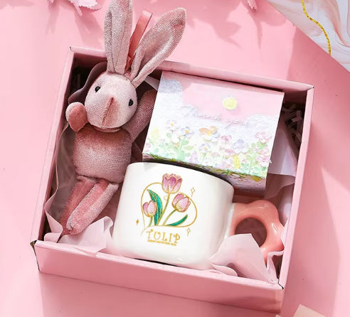 Carta con ciondolo coniglietto a forma di tazza di tulipano rosa