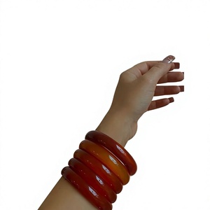 Ensemble de bracelets en résine faits à la main pour femmes, bracelets colorés modernes et tendance, accessoires de bijoux uniques pour un style décontracté - Product Image 1