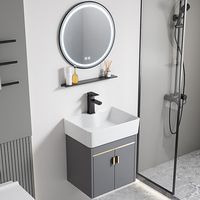 Meuble-lavabo mural étroit en aluminium pour petits espaces, avec vasque ovale, miroir et unité de rangement pour salle de bain ou toilettes.