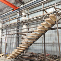 Moderne Holz- und Stahltreppe mit Geländer aus gehärtetem Glas, Metallhandlauf, Innen-Geradtreppe, Treppenlift, Steigende Treppe