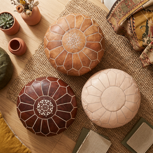 Housse de coussin brodée et cousue à la main, en cuir rose, style bohème, douce au toucher, écologique et personnalisable pour la maison - Product Image 1
