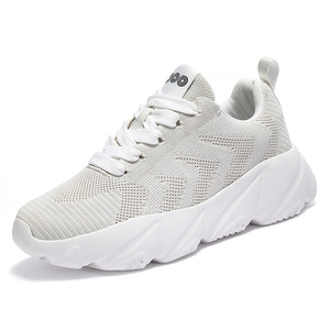 Zapatillas deportivas blancas de malla con cordones, transpirables, cómodas y ligeras. - Product Image 1