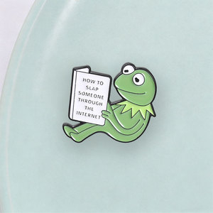 Pin de solapa de metal esmaltado de alta calidad con diseño de rana divertida y texto 'How To Slap Someone Through The Internet', personalizado, venta al por mayor - Product Image 1