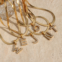 Colliers de mode élégants avec pendentif lettre pavé en zircon et chaîne serpent en acier inoxydable PVD hypoallergénique