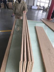 <span class=keywords><strong>Planche</strong></span> large de 19 mm d'épaisseur, <span class=keywords><strong>gris</strong></span> chaud, brossé moyen avec revêtement UV, aspect moderne et chaleureux avec accents naturels, excellent rapport qualité-prix - Product Image 5