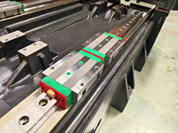 Centre d'usinage vertical VMC1370, course de 1300 mm, capacité de 11 tonnes, commande numérique Fanuc CNC BT40, fraiseuse pour pièces métalliques de moules industriels