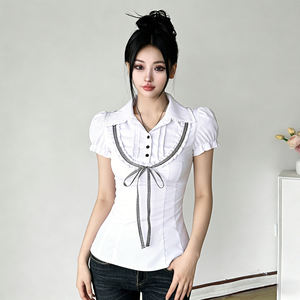 Blusa de manga corta estilo universitario con pliegues, botones, cuello con lazo en blanco y negro, mangas abullonadas de encaje y corte ajustado. - Product Image 4