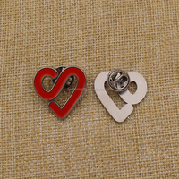 Broche personnalisée en métal émaillé dur, motif cœur rouge, plaqué argent, pour sacs à dos et vêtements