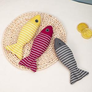 Jouet générique anti-anxiété pour chat en forme de poisson à la catnip, jouet interactif pour chat pour le jeu et contre l'ennui, jouet à la catnip pour un soin complet - Product Image 1