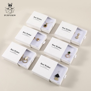 กล่องใส่เครื่องประดับแบบเลื่อนขนาด 9*9 ซม. ยี่ห้อ PUPPYSEW กล่องกระดาษแข็งใส่สร้อยคอแบบมีลิ้นชักพร้อมโลโก้ กล่องใส่ต่างหูพร้อมโลโก้ - Product Image 4