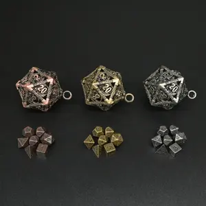 Schattige Metalen Holle D20 Dobbelstenen Doosje Polyhedral Dnd Mini Dobbelstenen Sleutelhanger Voor Cadeau