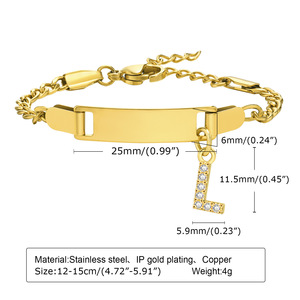 Pulsera de barra de acero inoxidable con baño de oro PVD de 18K y dije con inicial para niños |   Joyería Impermeable e Hipoalergénica para Niños - Product Image 6