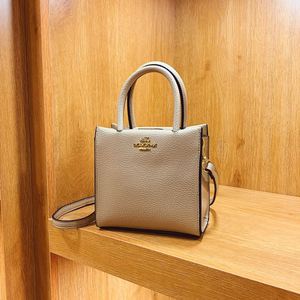 Bolso de Mano Pequeño Retro de Alta Gama para Mujer - Textura Sencilla, Bolso Multifuncional Hecho de Material PU.672 - Product Image 3