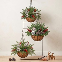 Panier suspendu de Noël en PVC semi-circulaire avec aiguilles de pin et baies rouges - 45 cm - Ornement moderne et minimaliste